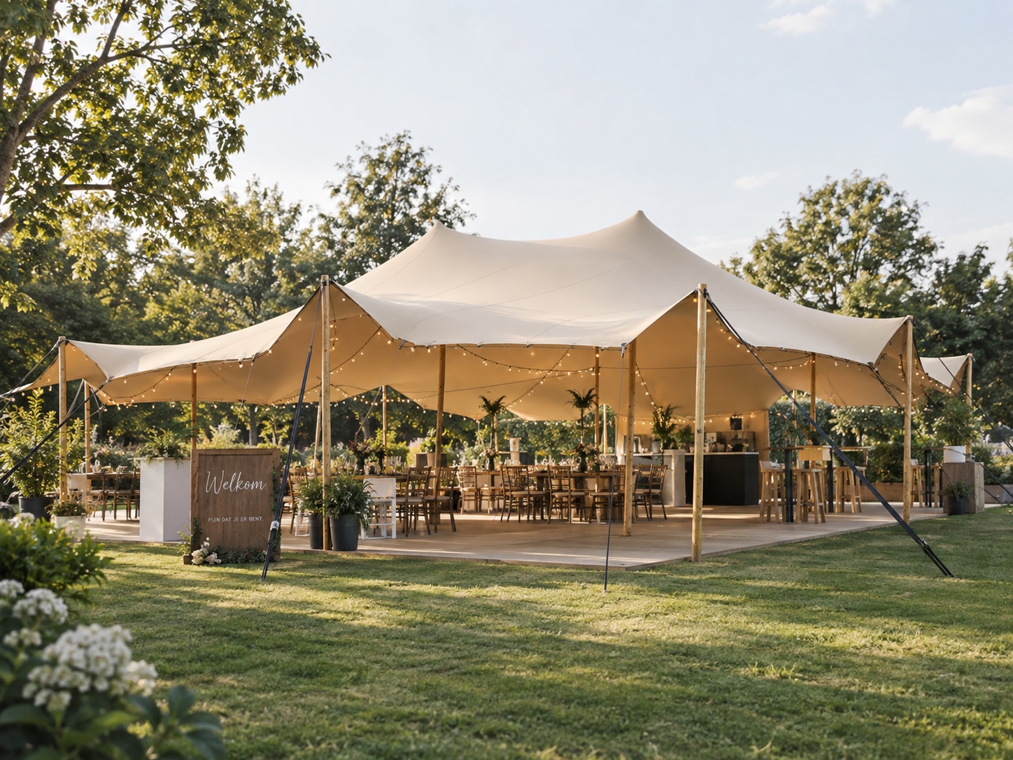 Stretch tent 5x6 zandkleur met houten palen